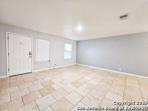 10706 Shaenpath in San Antonio, TX - Foto de edificio - Building Photo