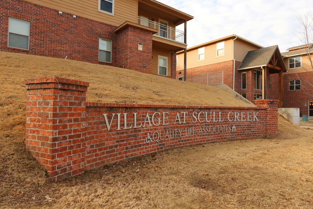 Village at Scull Creek in Fayetteville, AR - Foto de edificio