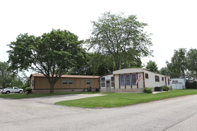 OAKDALE ESTATES PARK & SALES in Sturtevant, WI - Building Photo - Building Photo