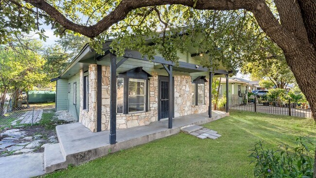 2600 Morales St in San Antonio, TX - Building Photo - Building Photo