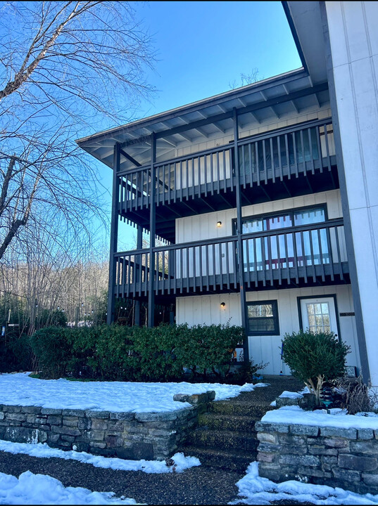 86 Hillside Dr in Holiday Island, AR - Foto de edificio