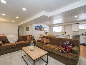 2185 E 9800 S, Unit Downstairs in Sandy, UT - Building Photo - Building Photo