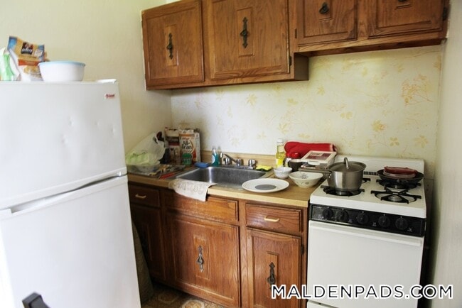 349 Pleasant St, Unit A1-3 in Malden, MA - Foto de edificio - Building Photo