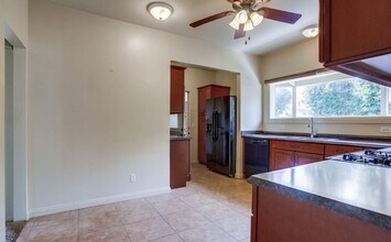 6826 Hollenbeck St in Huntington Park, CA - Foto de edificio - Building Photo