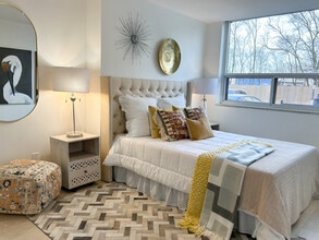 5220 Lakeshore in Burlington, ON - Building Photo - Building Photo