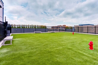 Luxe on Madison in Chicago, IL - Foto de edificio - Building Photo