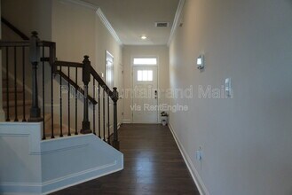 210 Creekview Rd in Hendersonville, NC - Foto de edificio - Building Photo