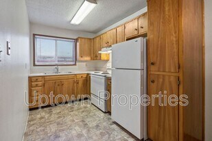 8061 NE Flanders St in Portland, OR - Building Photo