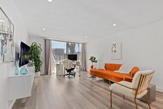 321 S San Vicente Blvd in Los Angeles, CA - Building Photo - Building Photo