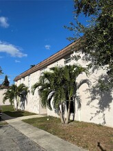 10383 N Kendall Dr in Miami, FL - Building Photo - Building Photo