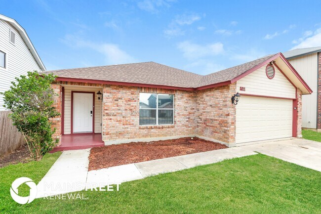 8011 Chestnut Barr Dr in Converse, TX - Building Photo - Building Photo