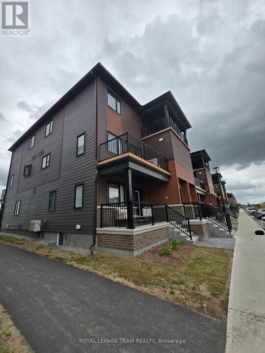 502 Parnian Private in Ottawa, ON - Building Photo