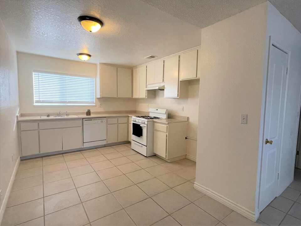8724 CCB in California City, CA - Building Photo