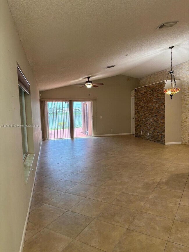 1463 Presidio Dr in Weston, FL - Building Photo - Building Photo