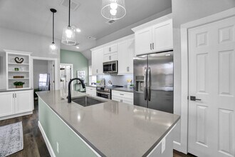 1201 Apache Lake Dr, Unit Apartment Above Garage in Carrollton, TX - Foto de edificio - Building Photo