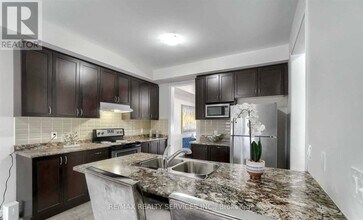 162 Davenfield Cir in Brampton, ON - Building Photo - Building Photo