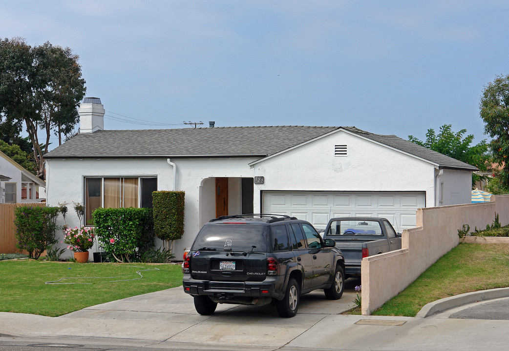 327-329 E Scott St in Port Hueneme, CA - Building Photo