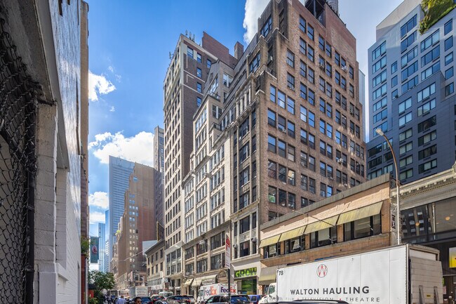 208 W 30th St in New York, NY - Building Photo - Building Photo