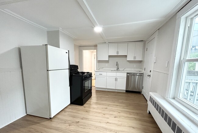 13 Saratoga St, Unit 2 in Boston, MA - Building Photo - Building Photo