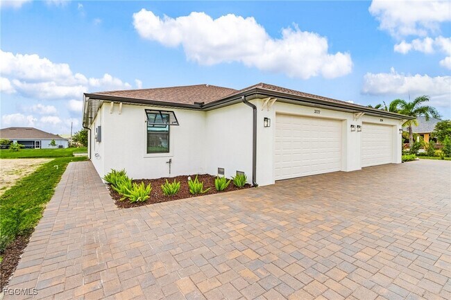 3222 SW 15th Ave in Cape Coral, FL - Building Photo - Building Photo