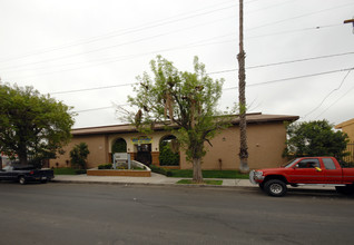 Carlyle Court Apartment Homes in Canoga Park, CA - Foto de edificio - Building Photo