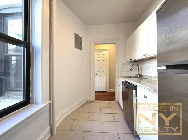 31-49-49 29th St in Queens, NY - Building Photo - Building Photo