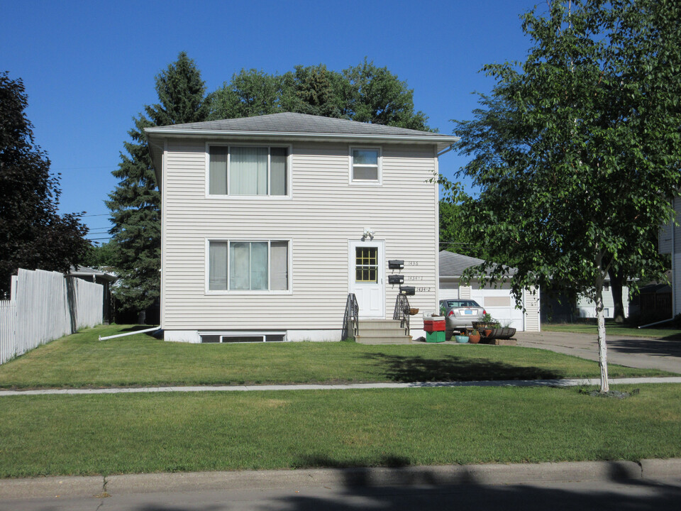 1434 15th St S in Fargo, ND - Foto de edificio