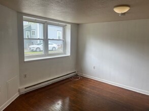 50 E Main St in Orange, MA - Foto de edificio - Building Photo