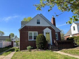 31 Evergreen Ln in New Hyde Park, NY - Building Photo