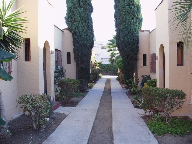 5704 Fountain Ave in Los Angeles, CA - Foto de edificio - Building Photo