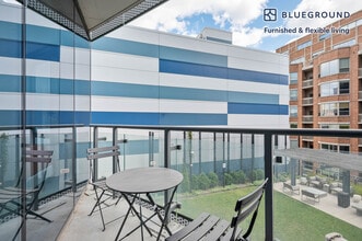 730 W Couch Pl in Chicago, IL - Building Photo - Building Photo
