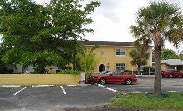 240 NW 42nd St in Oakland Park, FL - Building Photo - Building Photo