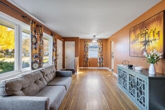 5800 Moore Lake Dr W in Fridley, MN - Foto de edificio - Building Photo