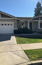 516 Coconut Pl in Brentwood, CA - Building Photo - Building Photo