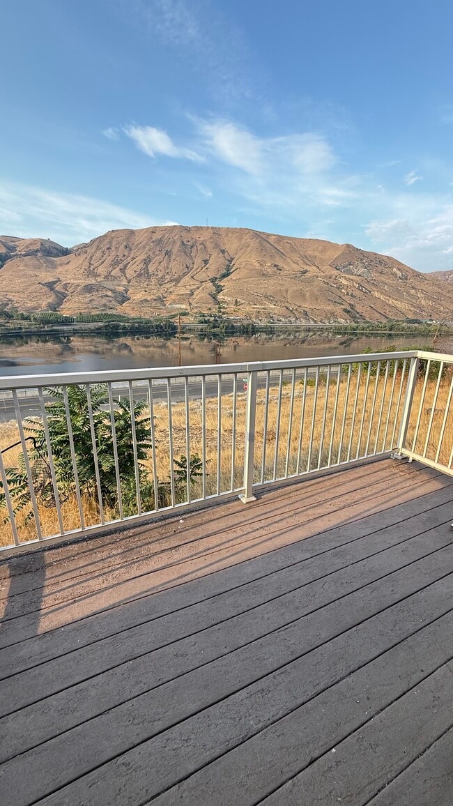 990 Highline Dr in East Wenatchee, WA - Building Photo - Building Photo