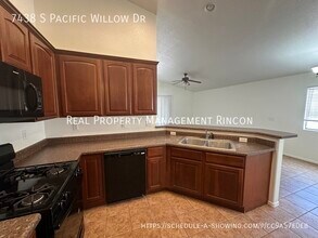 7438 S Pacific Willow Dr in Tucson, AZ - Building Photo - Building Photo