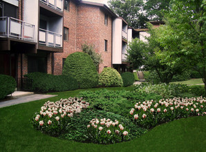 Imperial Village Apartments in Shrewsbury, MA - Foto de edificio - Building Photo