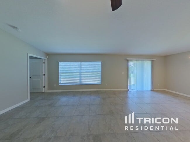 17224 White Mangrove Dr in Wimauma, FL - Building Photo - Building Photo