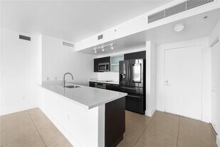 90 SW 3rd St, Unit 3305 in Miami, FL - Building Photo