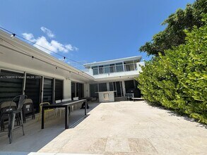 9257 Bay Dr in Surfside, FL - Foto de edificio - Building Photo