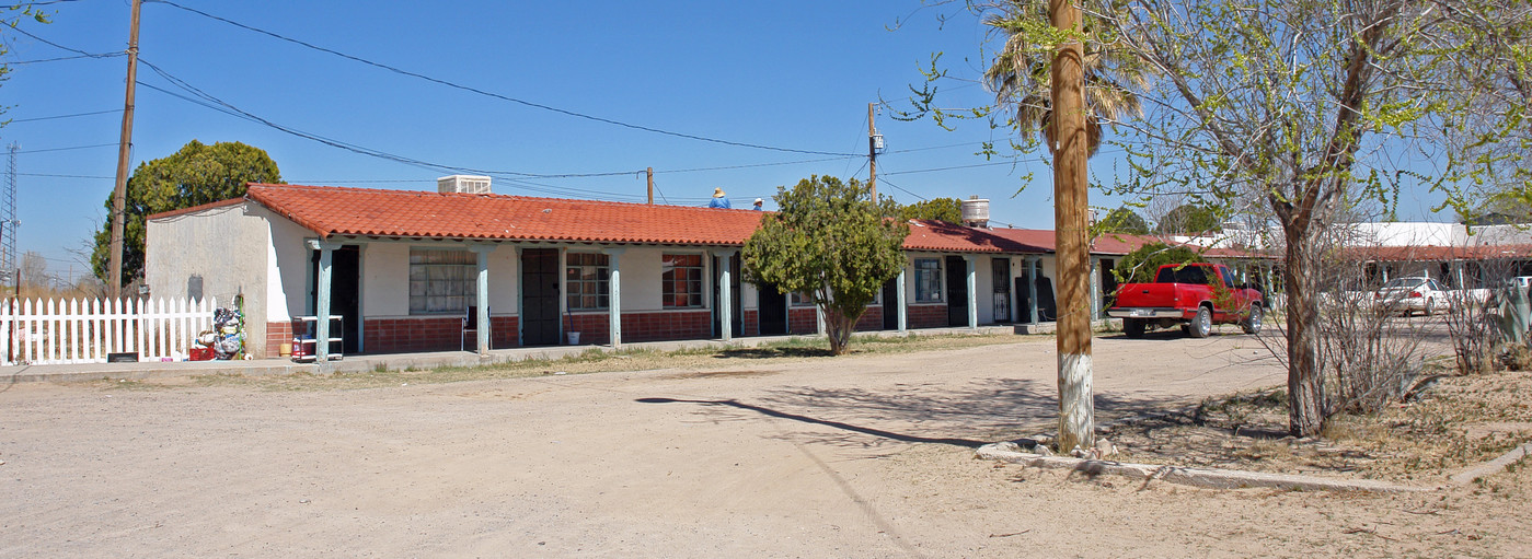 611 W Main St in Fabens, TX - Building Photo