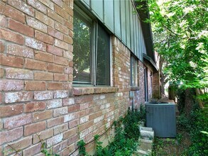 2400 Berkeley Ave in Austin, TX - Foto de edificio - Building Photo