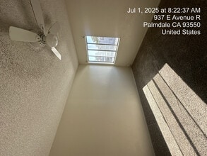 937 E Ave R in Palmdale, CA - Foto de edificio - Building Photo