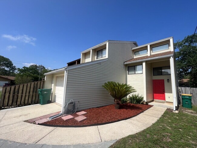 94 5th St in Shalimar, FL - Building Photo - Building Photo