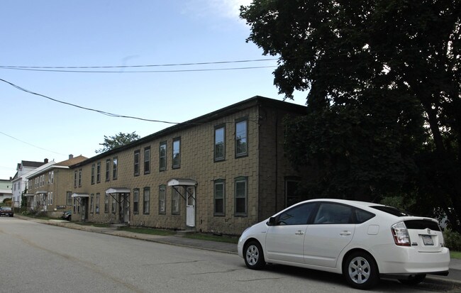 16-24 Market St in Webster, MA - Foto de edificio - Building Photo