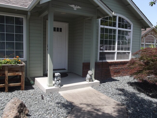 2122 Martin Dr in Medford, OR - Building Photo - Building Photo