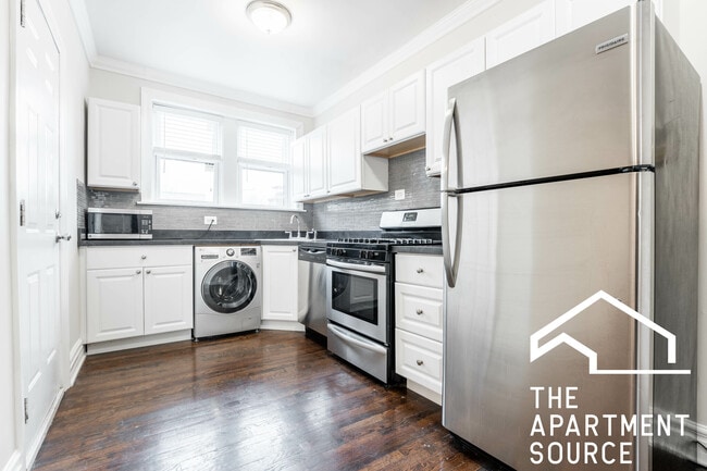 3825 N Greenview Ave, Unit 2E