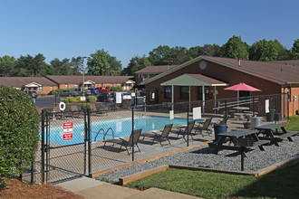 Southgate Gardens in Thomasville, NC - Foto de edificio - Building Photo