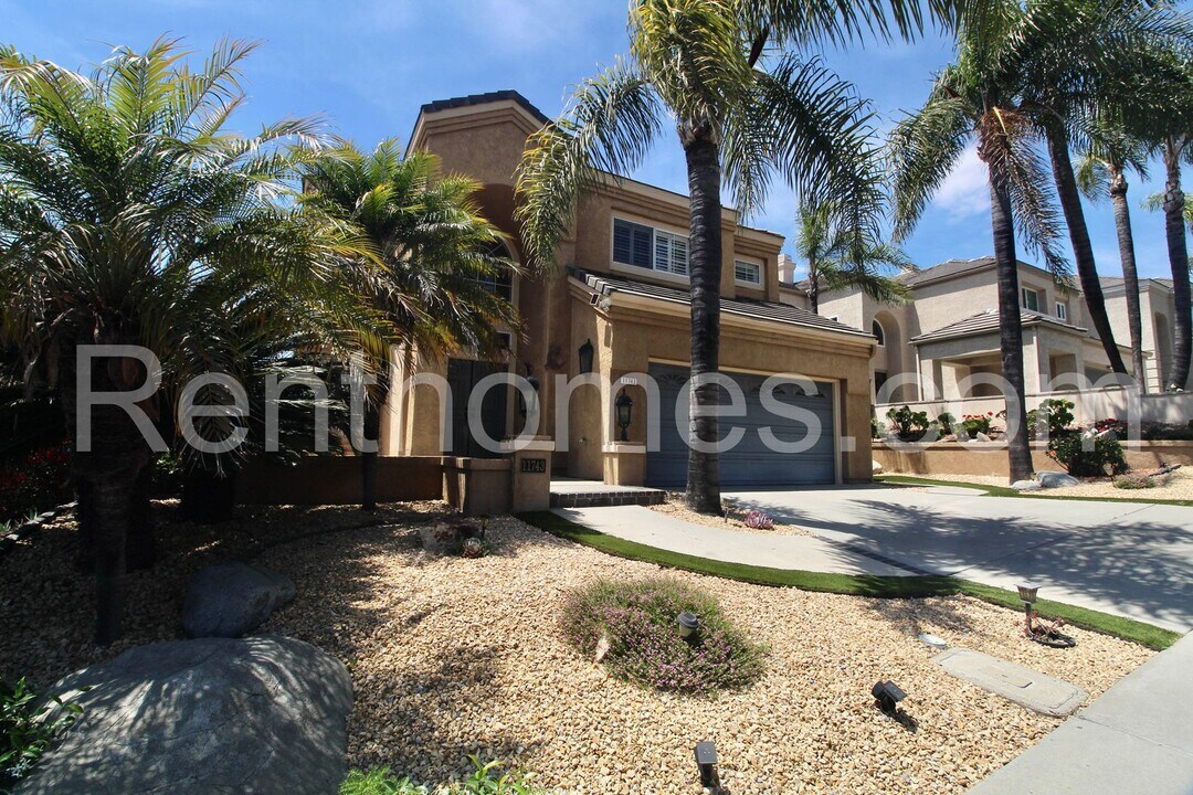 11743 Windcrest Ln in San Diego, CA - Building Photo