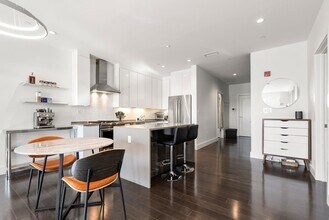 2 W Sixth St in Boston, MA - Building Photo - Building Photo